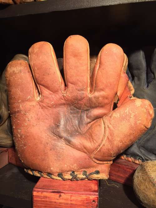 Varsity 322 1 Inch Web Lefty Front