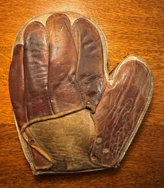 1890s Catchers Mitten Back