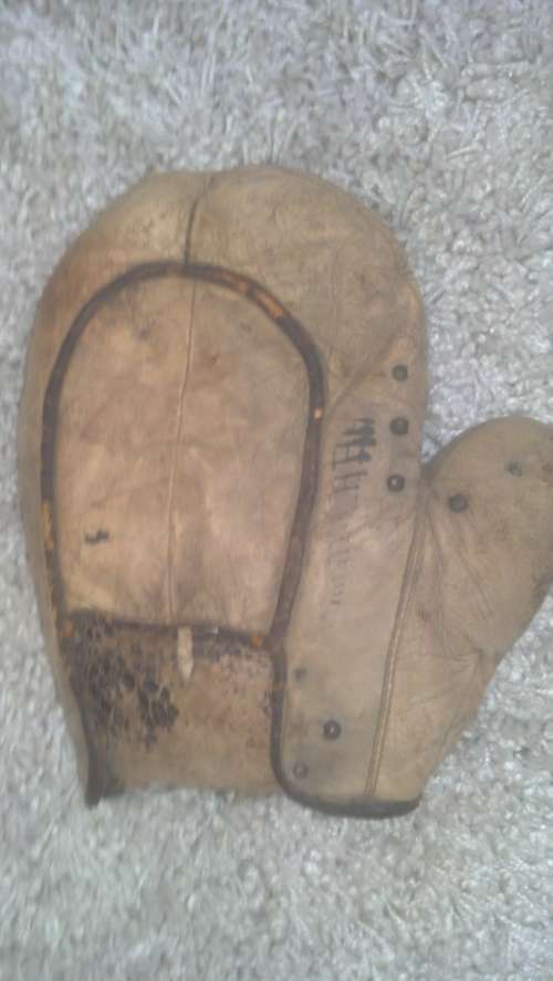 c. 1890's Hook and Eye Back Crescent Padded Basemitt Back
