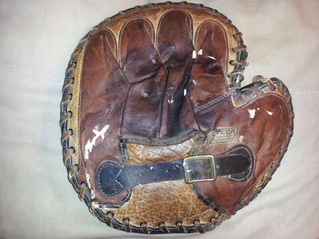 Davega Buckle Back Catchers Mitt Back