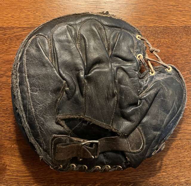 Des Moines 27B Catchers Mitt
