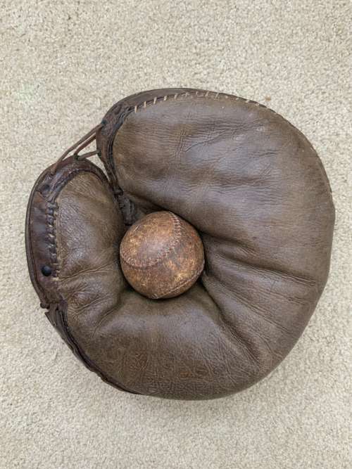 D&M Adjustable Heel Catchers Mitt Front