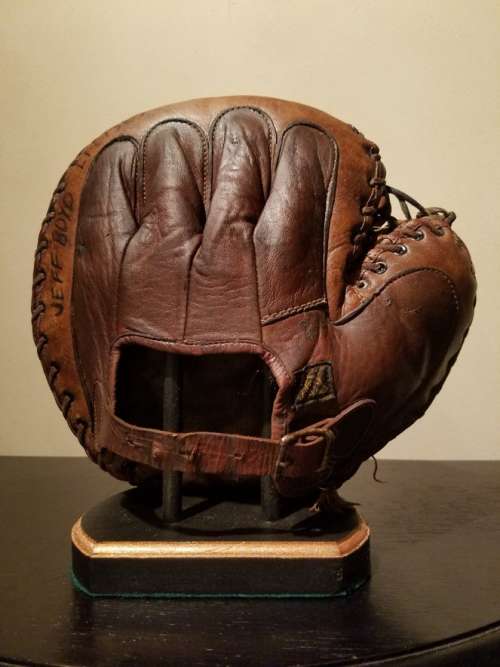 D&M Catchers Mitt Back