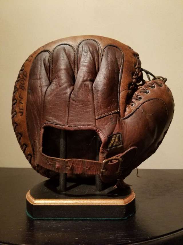 D&M Catchers Mitt Back