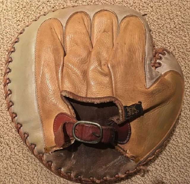 D&M Catchers Mitt Back