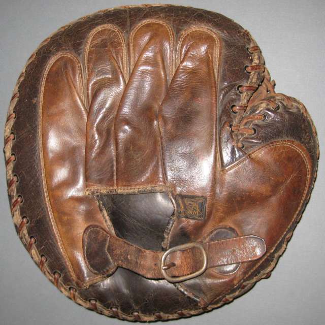 D&M Catchers Mitt Brown Back