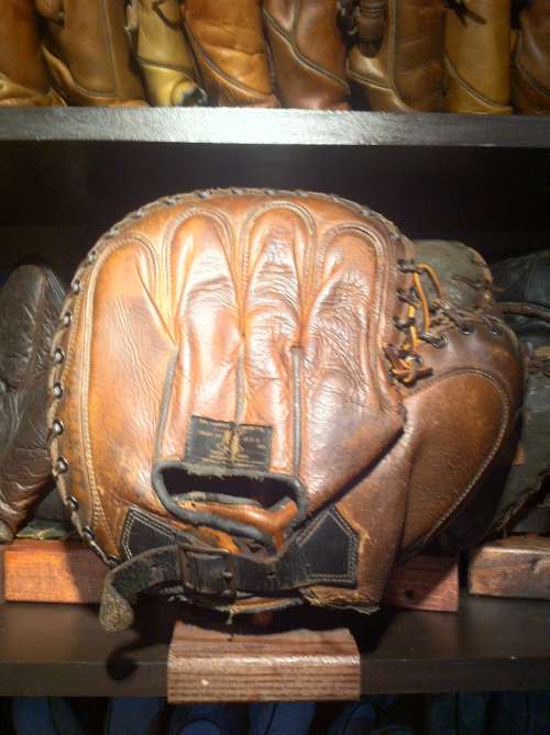 D&M Catchers Mitt Dark Back