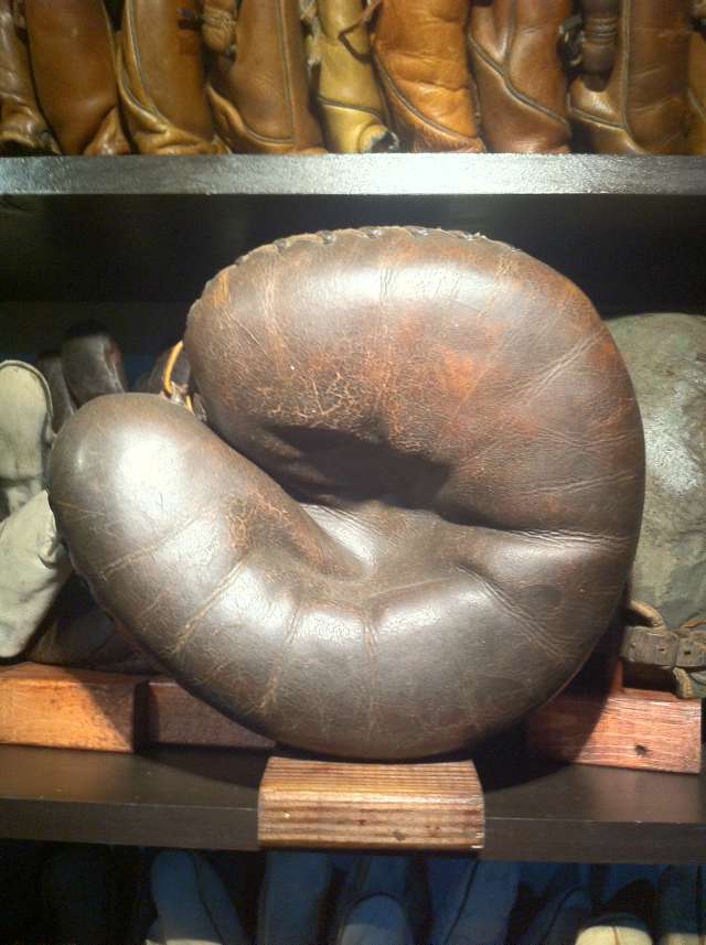 D&M Catchers Mitt Dark Front