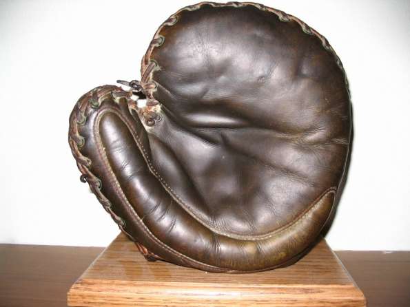 Early 1900's Spalding Crescent Mitt Front
