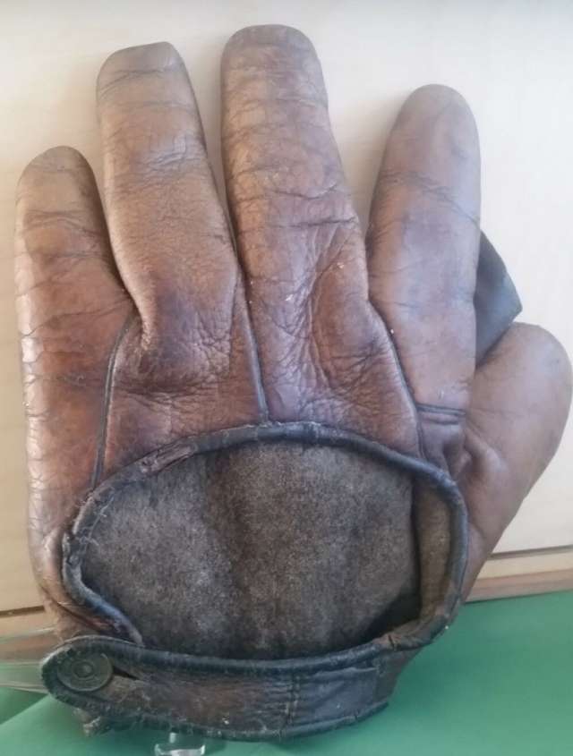 Early 1900's A.J. Reach Crescent Glove Back