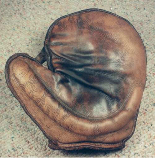 Early 1900's Buckle Web Crescent Basemitt Front