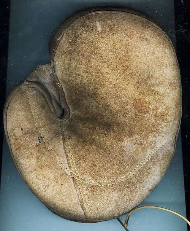 Early 1900's Ratsch Peerless Grommet Back Full Web Youth Crescent Catchers Mitt Front