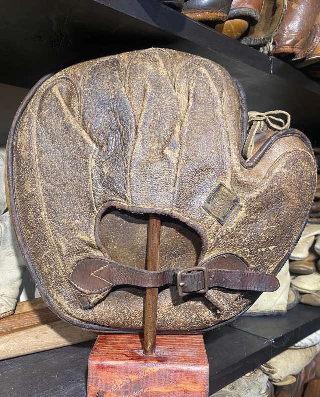 Early 1900's Ratsch Peerless Crescent Catchers Mitt Back