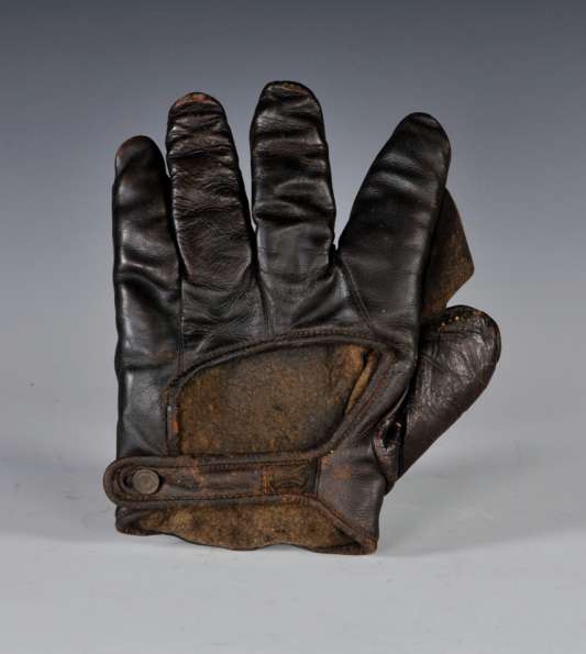 Early 1900's Spalding Black Crescent Glove Back
