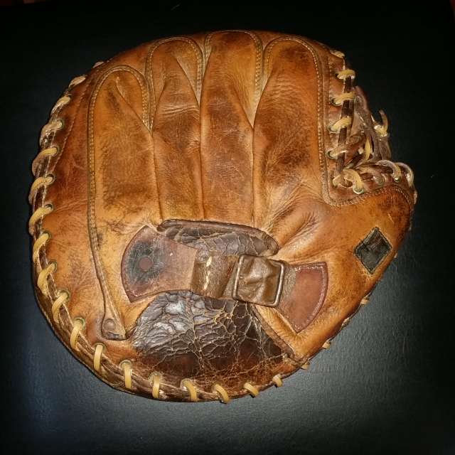 Spalding Crescent Catchers Mitt Back