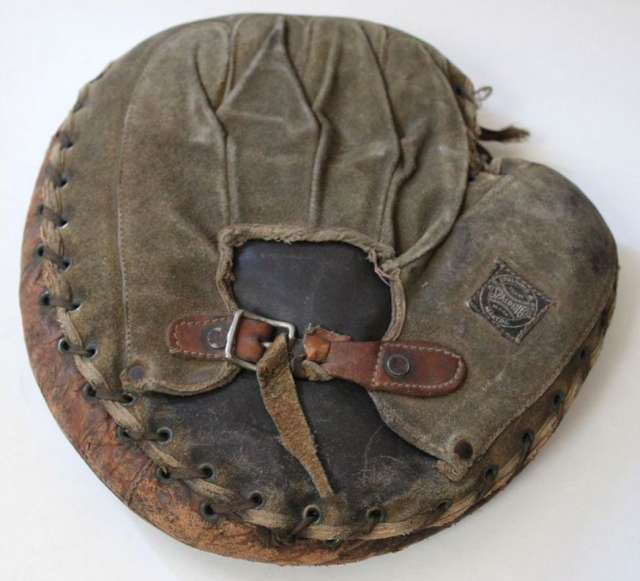 Early 1900's Spalding Crescent Catchers Mitt Back