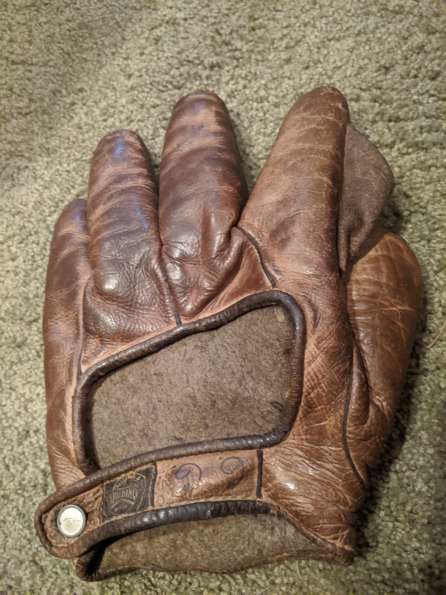 Spalding Crescent Glove Back