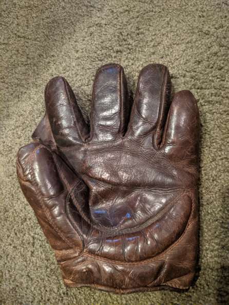 Spalding Crescent Glove Front