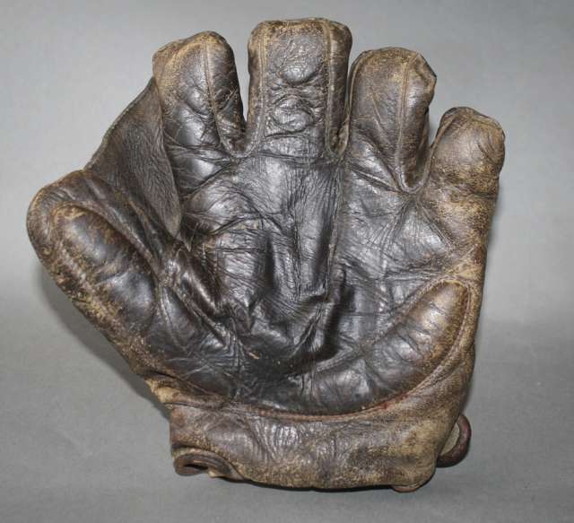 Early 1900's Spalding Flat Top Crescent Glove Front