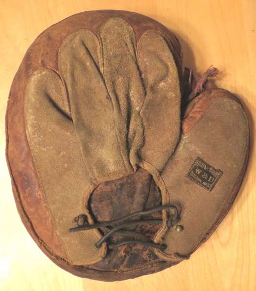 Early 1900's Wright & Ditson Crescent Catchers Mitt Back