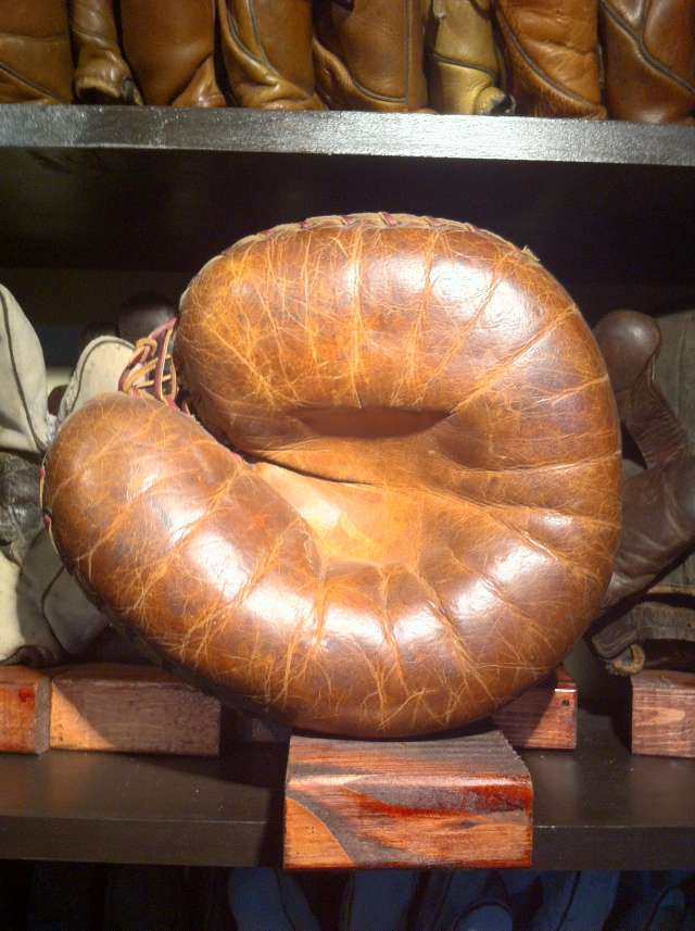 Globe G47 Catchers Mitt Front