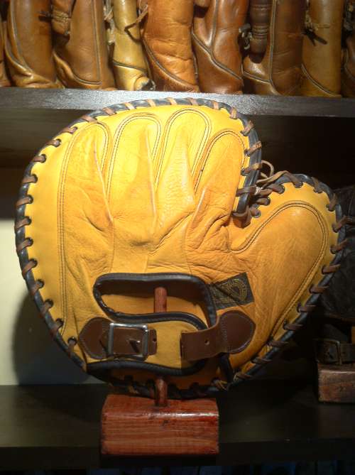 Winn Well Catchers Mitt Back - Canada