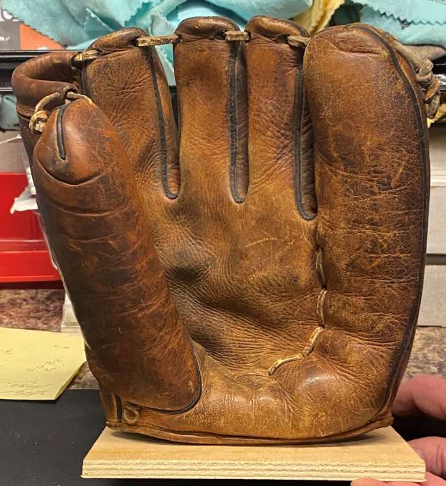 Joe DiMaggio Reach Front