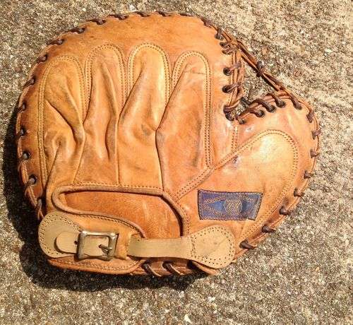 Neumann Newvine 382 Catchers Mitt Back