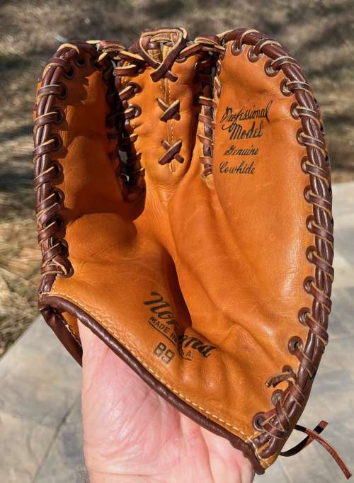 Nokona B9 Basemitt Front