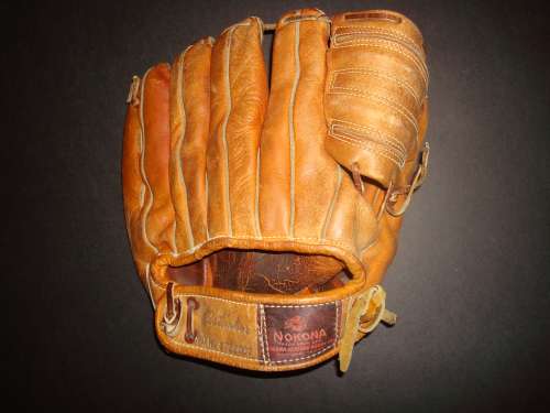 Don Mossi Nokona DM Back