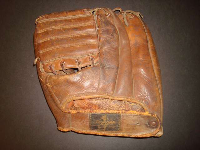 Nokona Two Finger Lefty Back