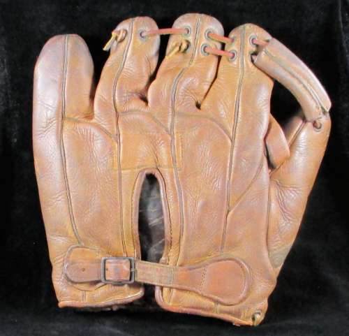 Kneppers Sporting Goods Glove Back