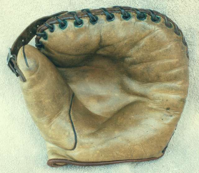 Sainz Buckle Web Basemitt Front