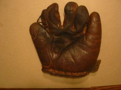 Red Goose Shoes Glove Front