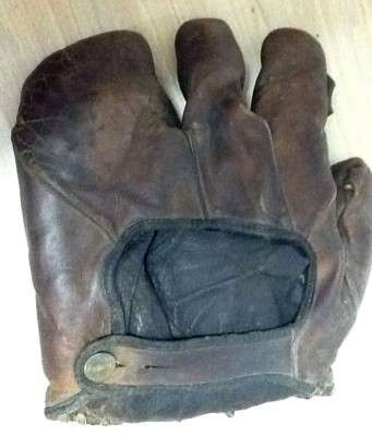 Chas. Red Ruffing Wilson Three Finger Back