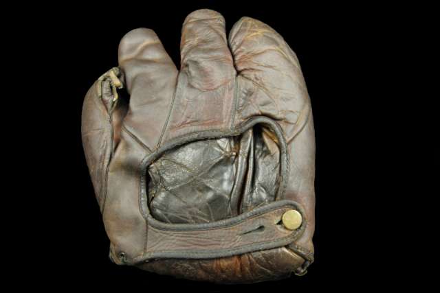 Chas. Ruffing Wilson-Western 623 3 Finger Model Back