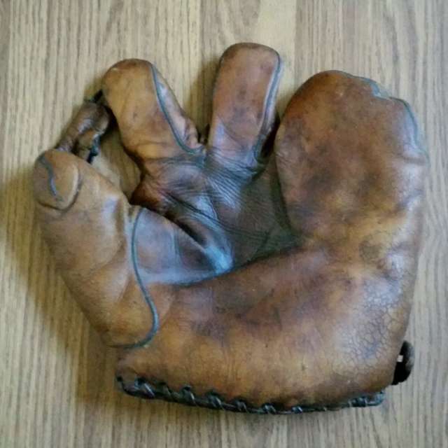 Rogers Hornsby Thomas E. Wilson 3 Finger Front