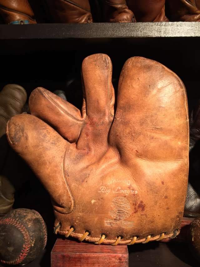 Spalding Big League 3 Finger Front