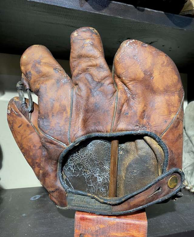 Travis C Jackson Lowe & Campbell 16 3 Finger Back