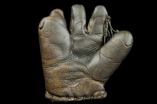 Victor, Wright & Ditson Conqueror 3 Finger Front