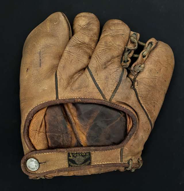 Victor, Wright & Ditson Conqueror FTF Back