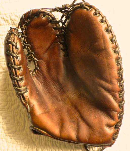 Rudy York Rawlings Trapper Mitt Front