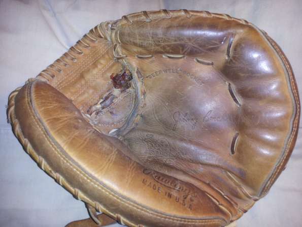 Johnny Bench Rawlings Heart of the Hide Catchers Mitt Front