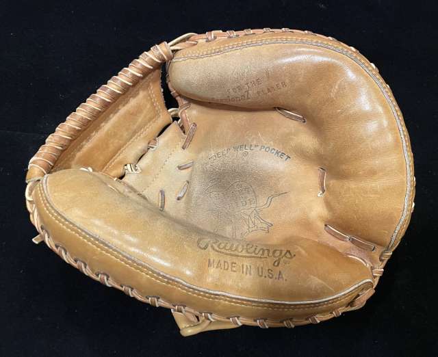 Rawlings Heart of the Hide Catchers Mitt Front