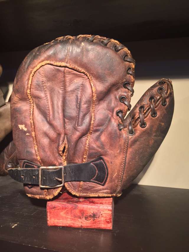 Art Shires Reach 59 Basemitt Back