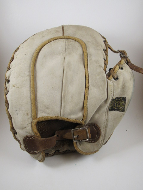 Reach Professional D Basemitt Back