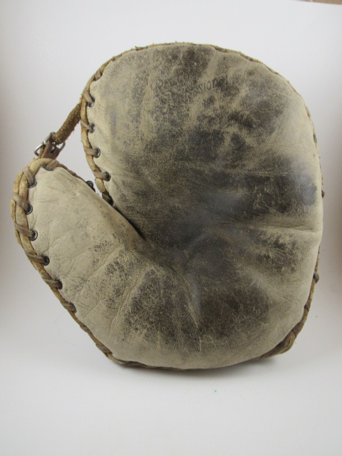 Reach Professional D Basemitt Front