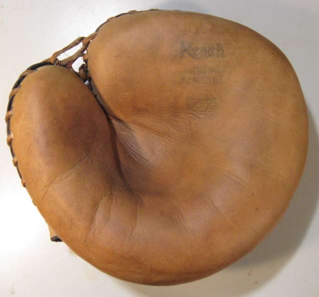 Reach 33 Catchers Mitt Front