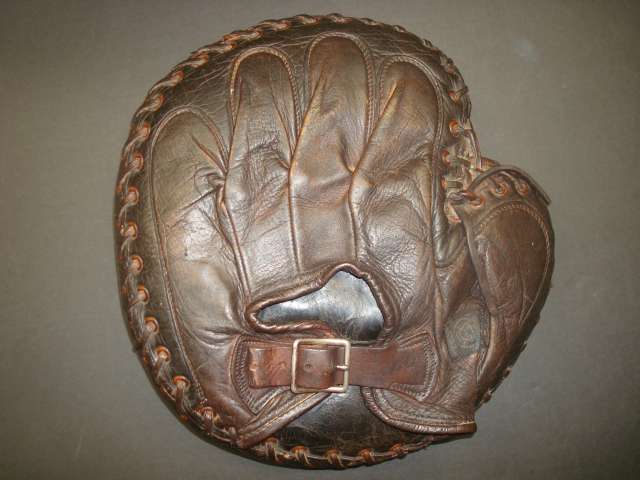 Reach Catchers Mitt Dark Back