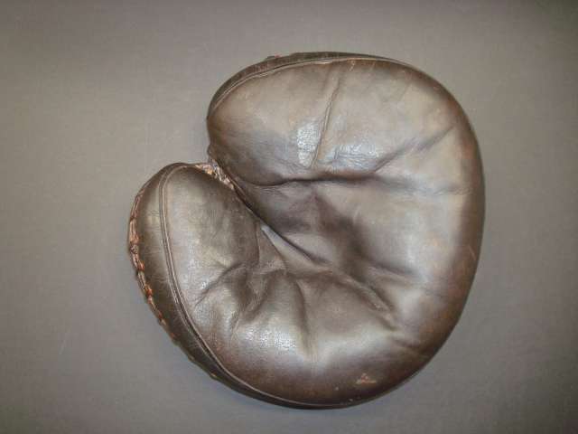 Reach Catchers Mitt Dark Front